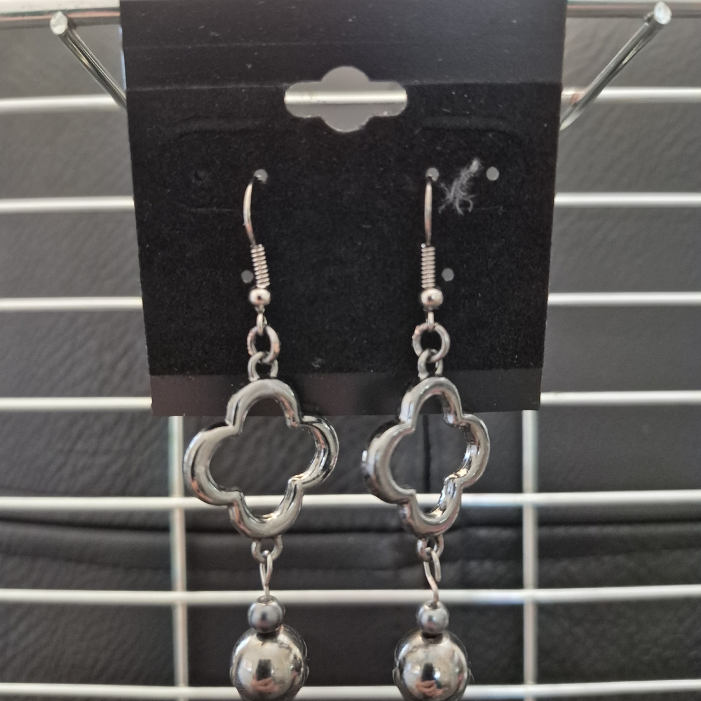 Chic Silver Clover Dangle Earrings